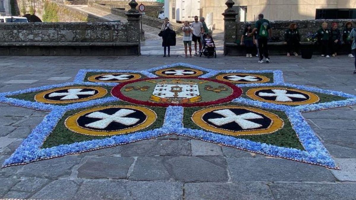 Alfombra floral en el atrio de la catedral de Lugo.