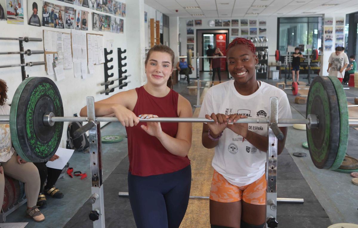 Paula Canedo y Digna Silo, durante un entrenamiento en las instlaaciones del Club Halterofilia Coruña.
