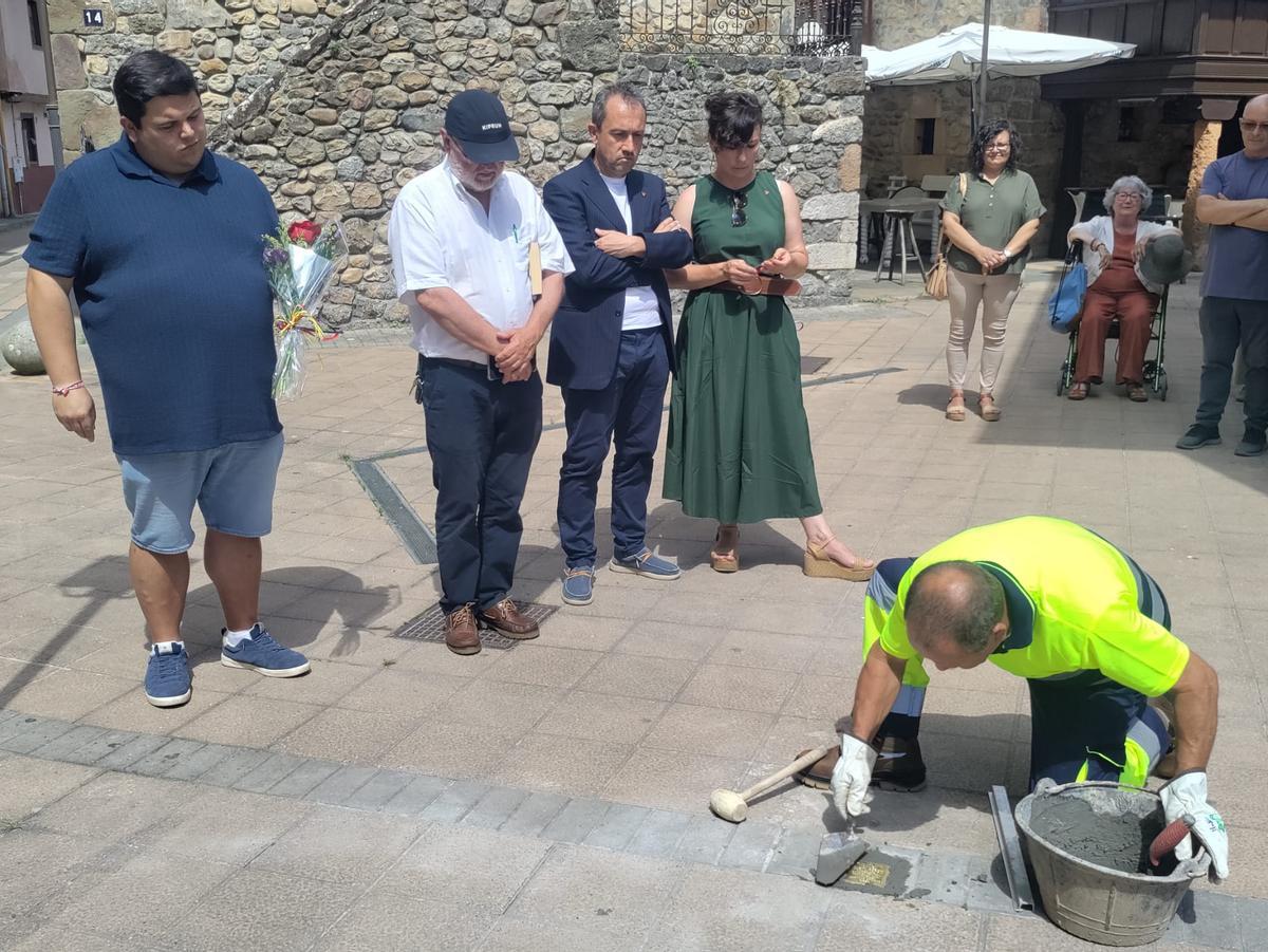 Parres coloca su stolperstein en memoria de Manuel Cueto Pérez