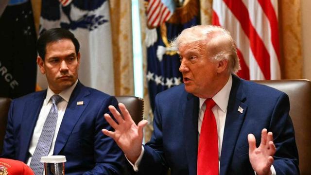 El secretari d’Estat dels EUA, Marco Rubio, al costat de Donald Trump. | SAMUEL CORUM / EFE