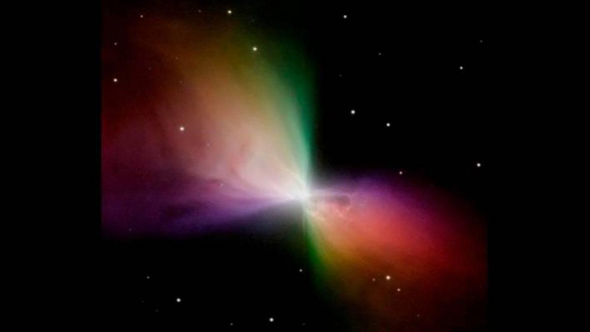 Una imagen codificada por colores de la Nebulosa Boomerang, tomada por el Telescopio Espacial Hubble. Se trata de una estrella evolucionando hacia la fase de nebulosa planetaria: el gas expulsado se ha expandido tan rápido que ha provocado un intenso enfriamiento, con zonas incluso más frías que el brillo sobrante del propio Big Bang.