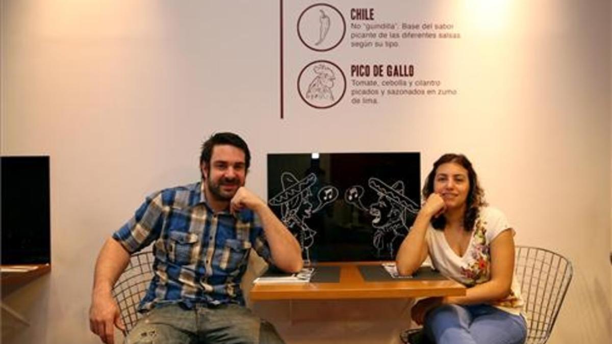 Marc Duran i Paulina Arochi bajo un instructivo cartel en Tlaxcal. Foto: Francesc Casals