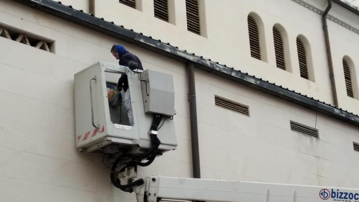 Un operario hace labores de mantenimiento en un edificio municipal de Crevillent