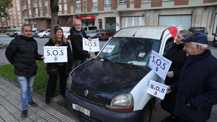 Coches abandonados en el barrio de El Polígono