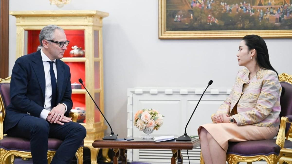 Stefano Domenicalli junto a Paetongtarn Shinawatra en la reunión para el Gran Premio de Tailandia