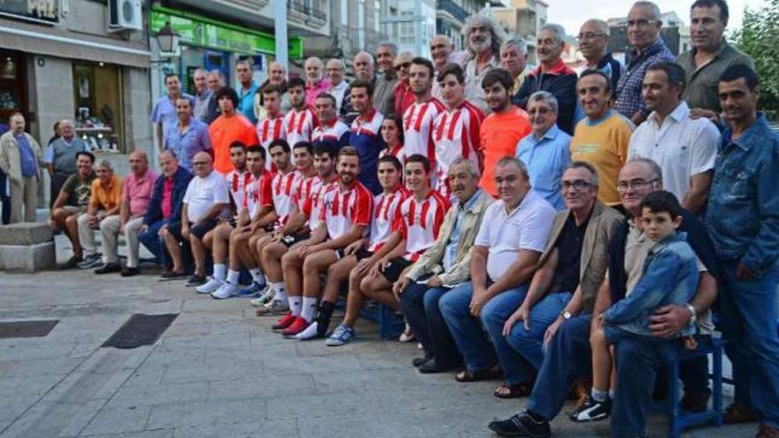 La plantilla del equipo B del Cangas junto a jugadores del histórico Luceros, ayer en la villa. // G.N.
