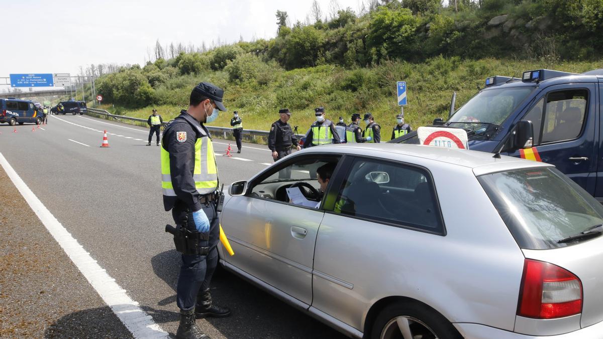 Controles de las Fuerzas de Seguridad en las salidas y entradas de Vigo, durante el primer estado de alarma.