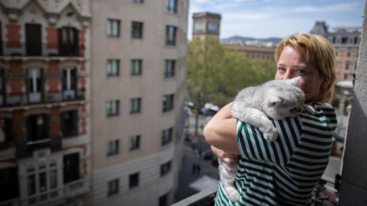 Mujer que vive en un piso de emergencia social en la calle Balmes