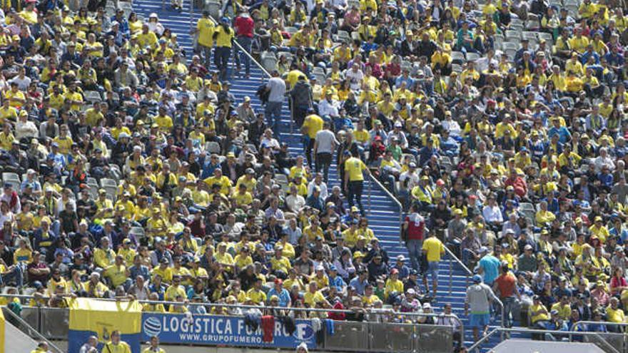 Decenas de hinchas amarillos abandonan el Estadio de Gran Canaria, tras los goles del Betis en la segunda mitad.