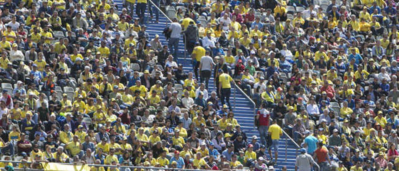 Decenas de hinchas amarillos abandonan el Estadio de Gran Canaria, tras los goles del Betis en la segunda mitad.