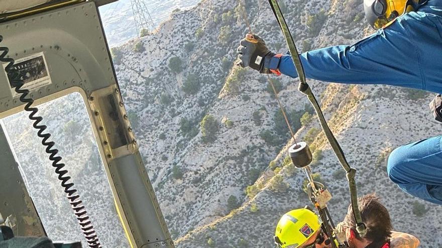 Rescatados en helicóptero un padre y un hijo en el