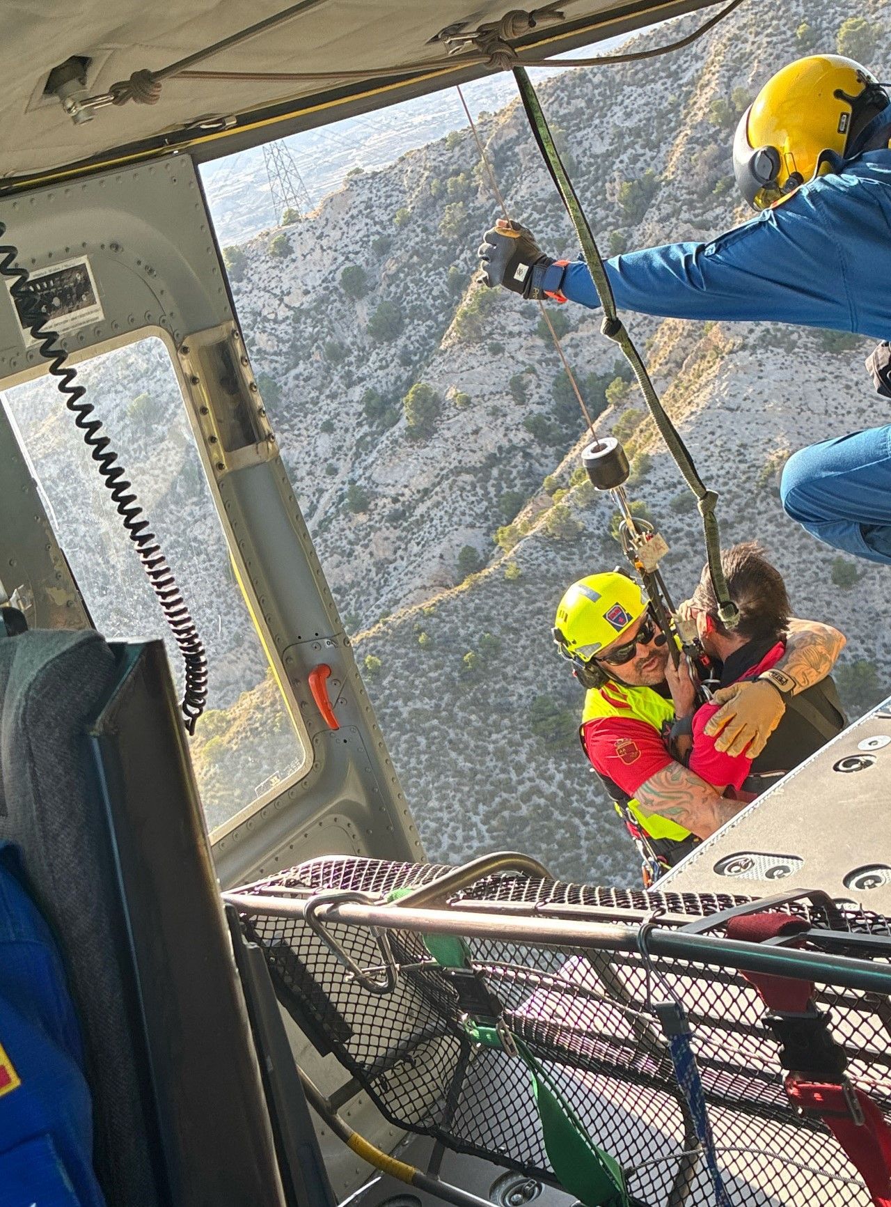 Rescate desde el helicóptero de la Dirección General de Seguridad Ciudadana y Emergencias