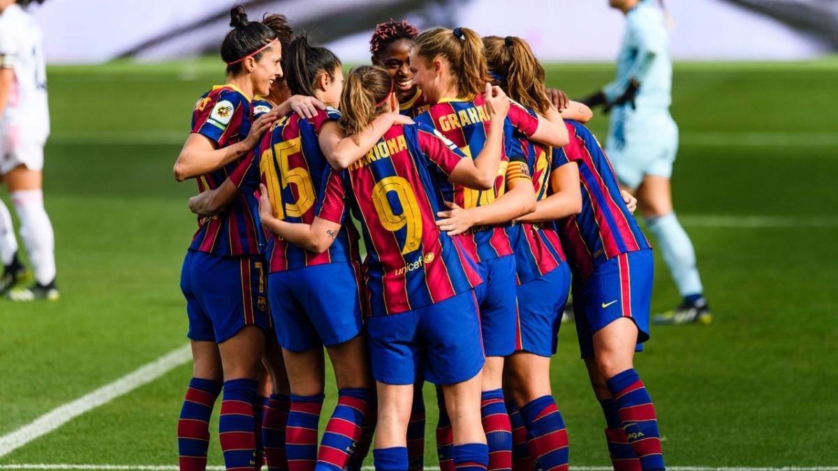 Las jugadoras del Barça celebran el gol de Alexia.
