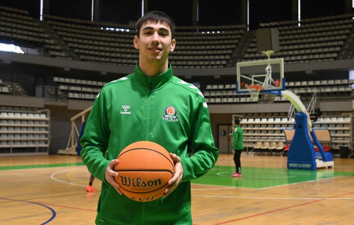 Roger Fàbrega, en el Ciutat de Castelló, atiende a Mediterráneo tras un entrenamiento con el Amics.
