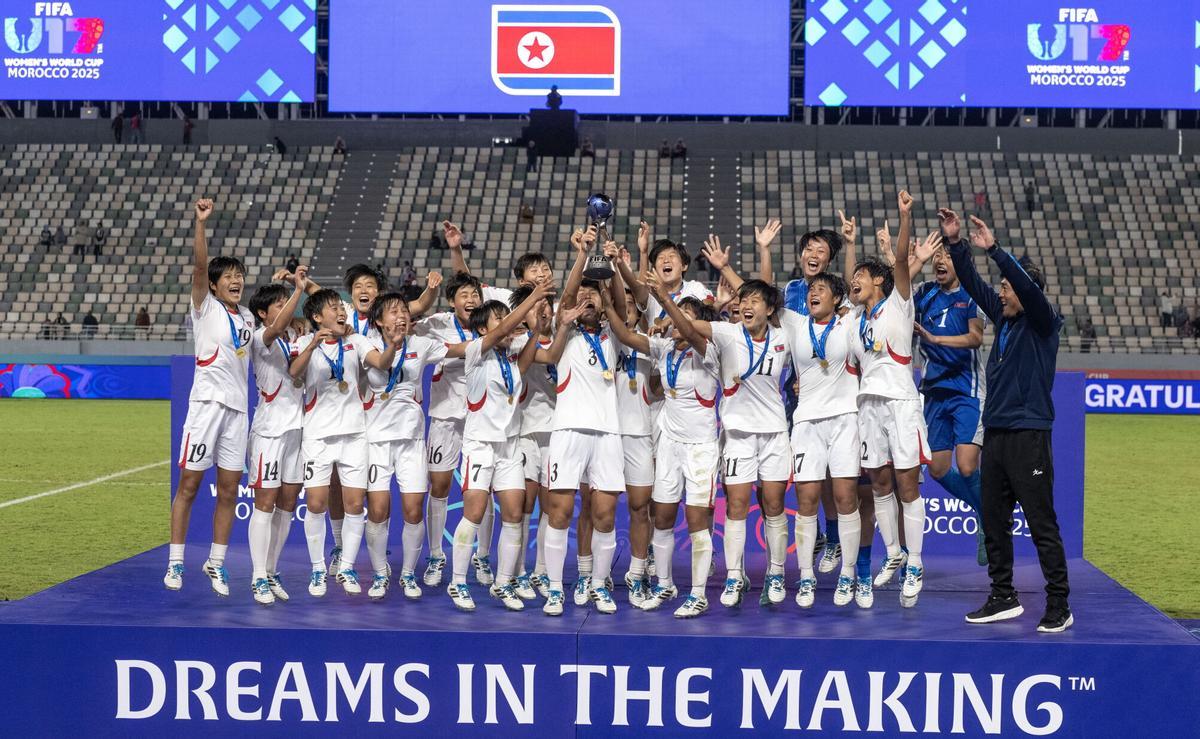 Las jugadoras de Corea del Norte celebran el título