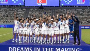 Las jugadoras de Corea del Norte celebran el título mundial en la categoría sub-17 en Marruecos. EFE/EPA/JALAL MORCHIDI