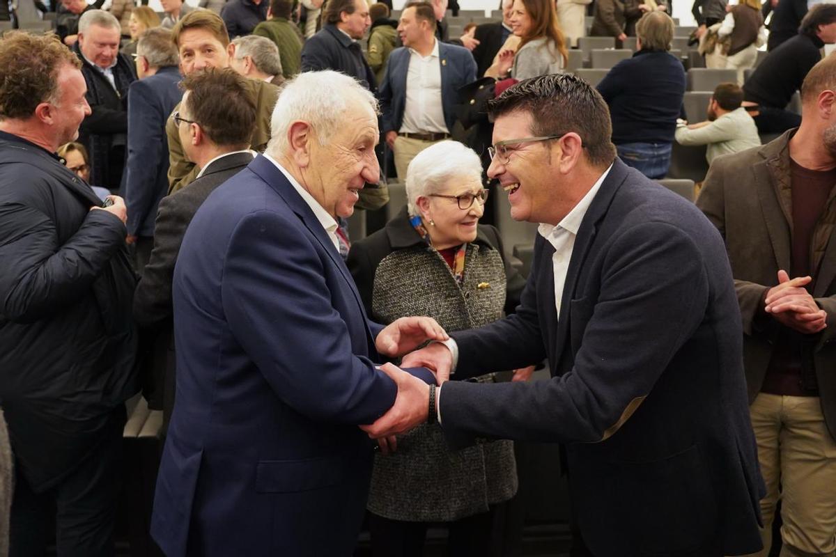 El hijo mayor del maestro Ferrero y el alcalde de Ontinyent, Jorge Rodríguez.