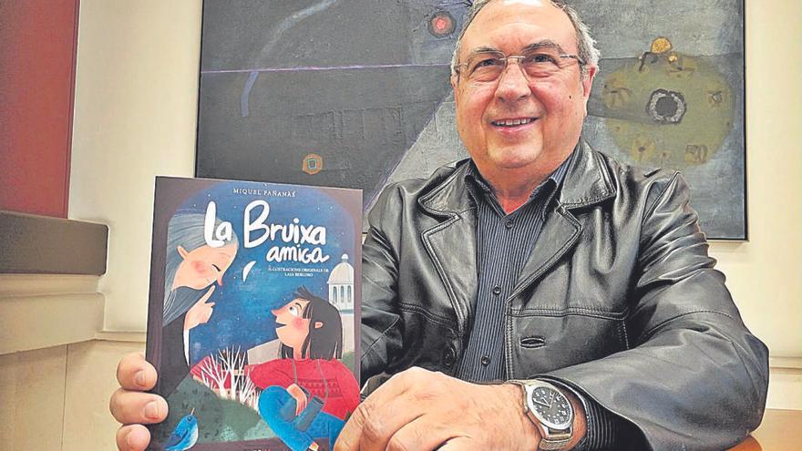 Miquel Fañanàs mostra la portada del seu nou llibre