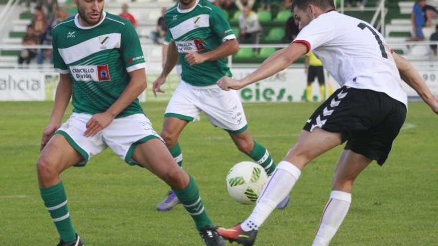 Un lance del partido jugado ayer en O Vao. // José Lores