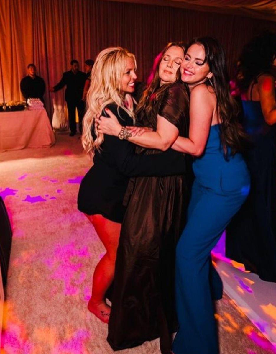 ¿Quién dijo un abrazo sándwich entre Britney, Drew y Selena?