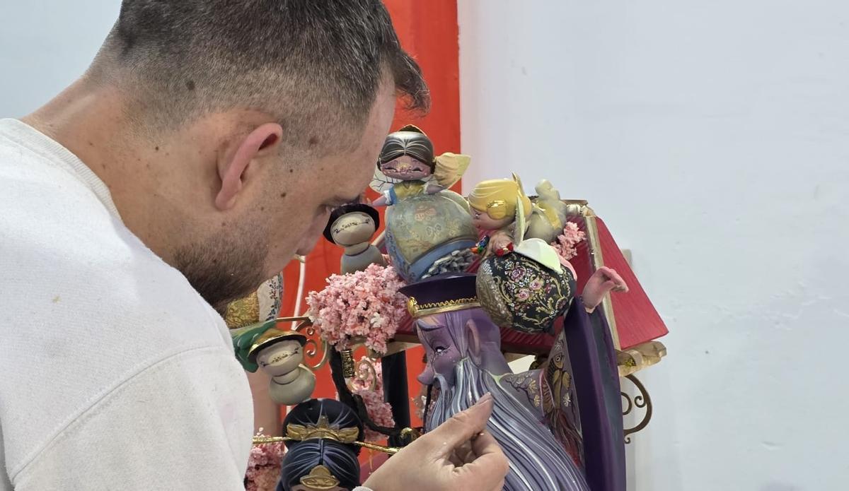 El artista Xavier Ureña, durante la confección del 'ninot' premiado en Gandia para la Falla Grau.