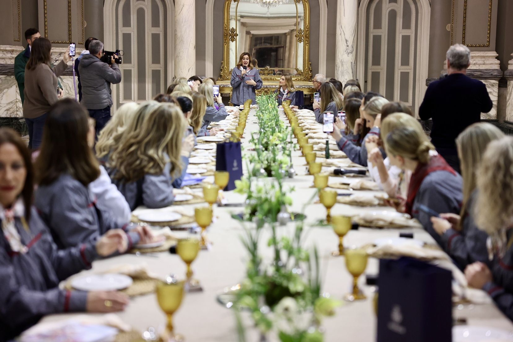 El ayuntamiento reúne a las Falleras Mayores de València de la historia
