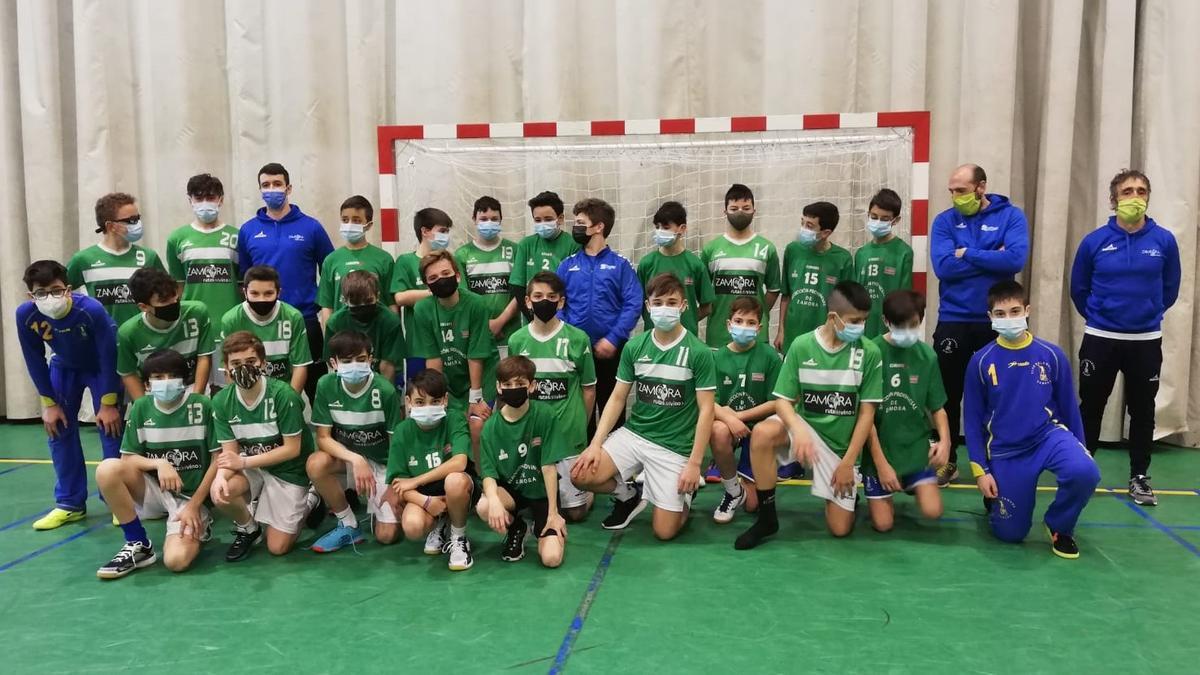 Los equipos infantiles del Balonmano Zamora posan para las cámaras