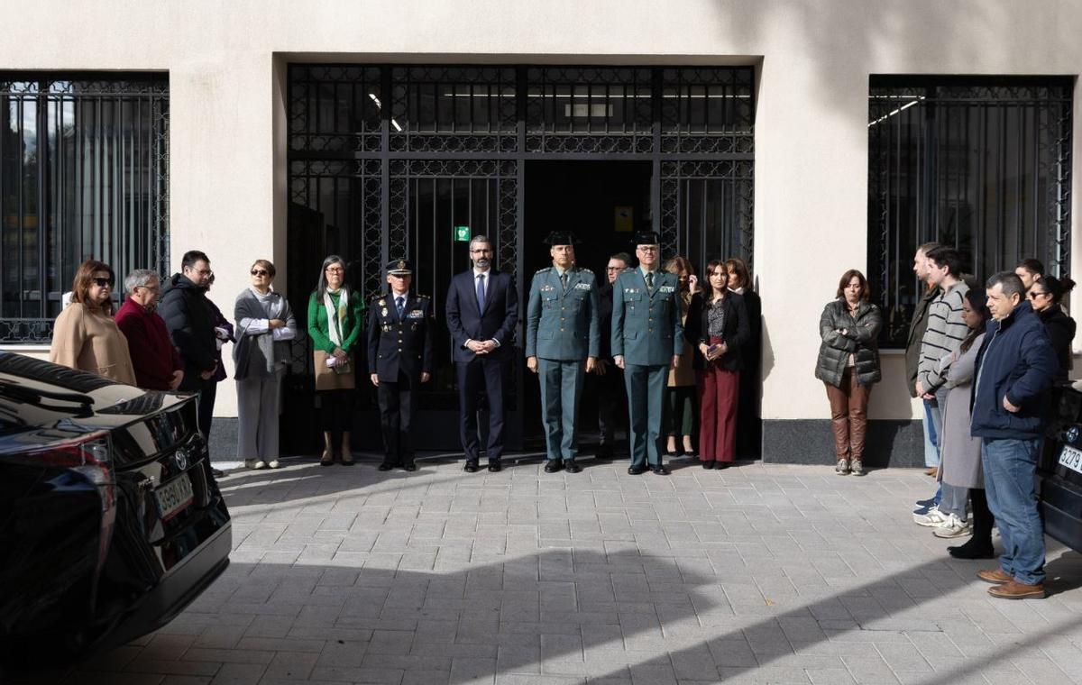 Minuto de silencio en la sede de la Delegación del Gobierno