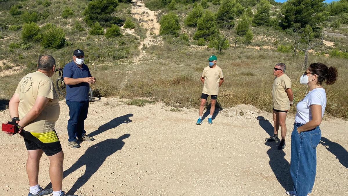 El alcalde y la concejal de Medio Ambiente de Crevillent junto a algunos voluntarios en la sierra