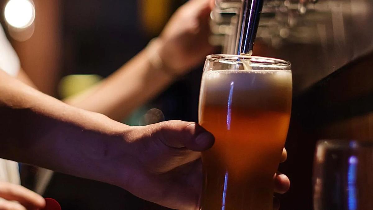 Tirador de cerveza en un bar.