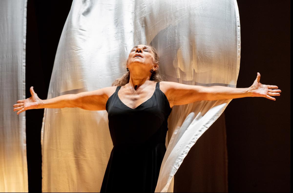 Lolita interpreta a Poncia en el teatro Principal