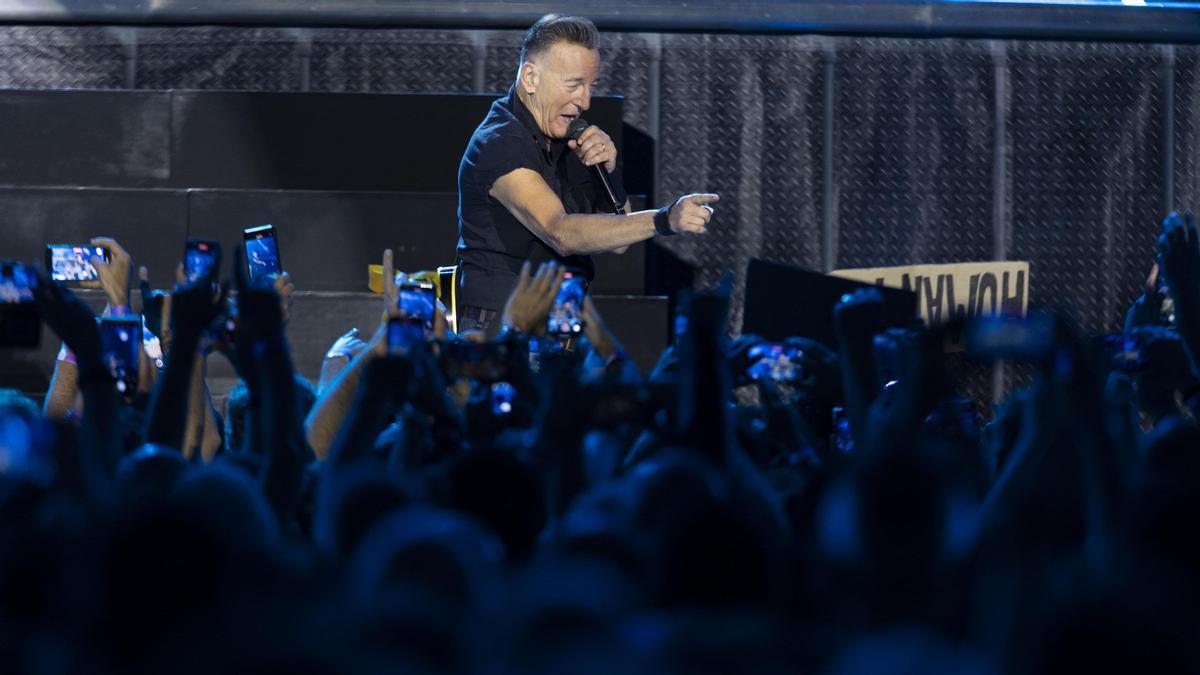 Bruce Springsteen durante su concierto en el Estadi Olimpic Lluis Companys