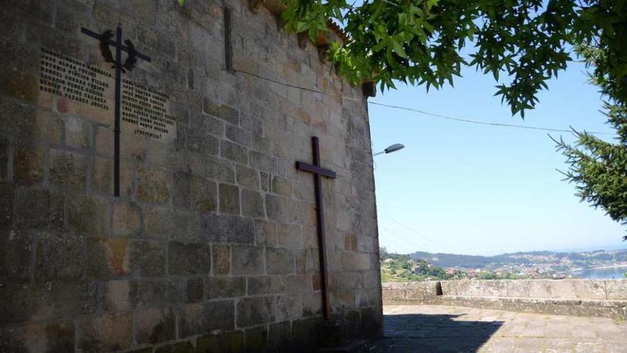 La iglesia románica de Cela con la ría de Pontevedra al fondo.