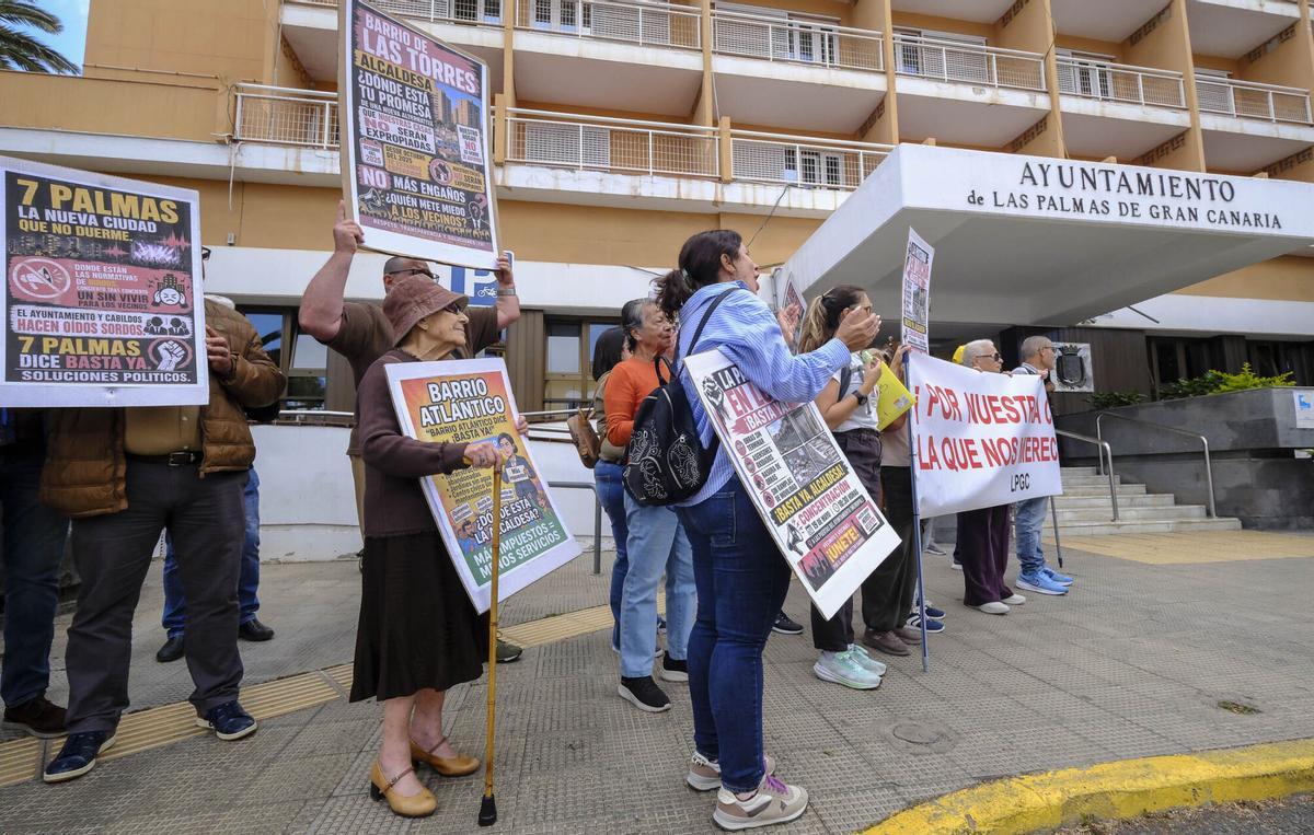 Protesta de asociaciones de vecinos ante el Ayuntamiento de Las Palmas de Gran Canaria
