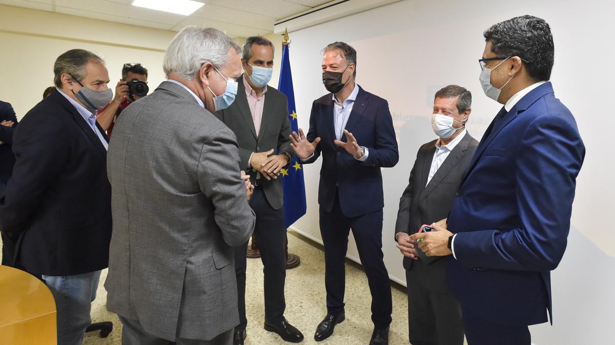 Sebastián Franquis y Miguel Ángel Pérez junto a los alcaldes de Santa Brígida, San Mateo y Tejeda, ayer,  antes de la reunión.