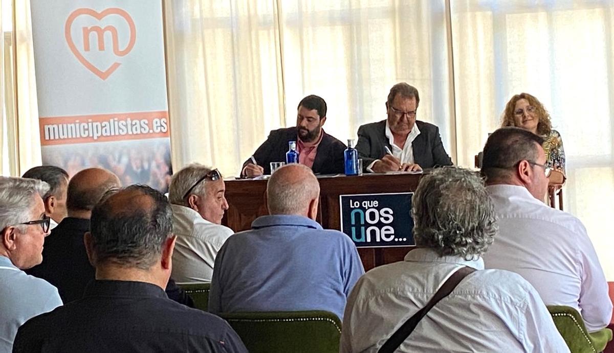 José Miguel Saval, en el centro de la imagen, durante la presentación de la plataforma "Lo que nos une" en Alicante.
