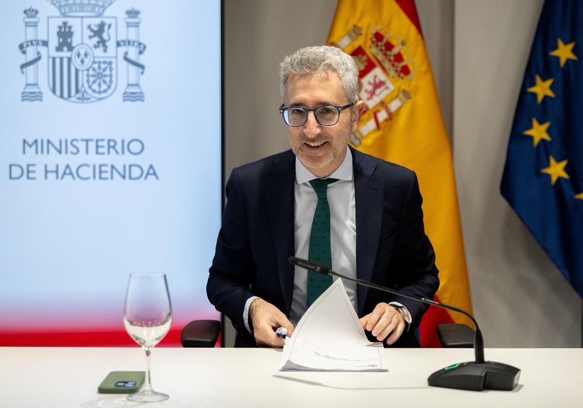 El ministro de Hacienda, Arcadi España, ofrece una rueda de prensa tras una reunión del Consejo de Política Fiscal y Financiera (CPFF) en el Ministerio de Hacienda, a 6 de julio de 2026, en Madrid (España). El Ministerio convoca este lunes a las Comunidad