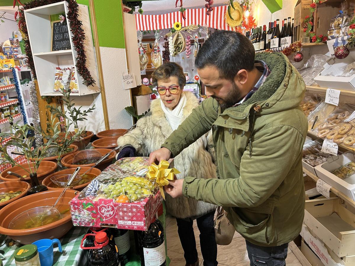 Valentín Ronco, de La Huerta de Vale, junto a una clienta.