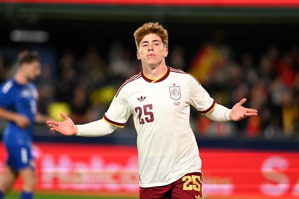 Víctor Muñoz celebra su gol a Serbia con la selección española.