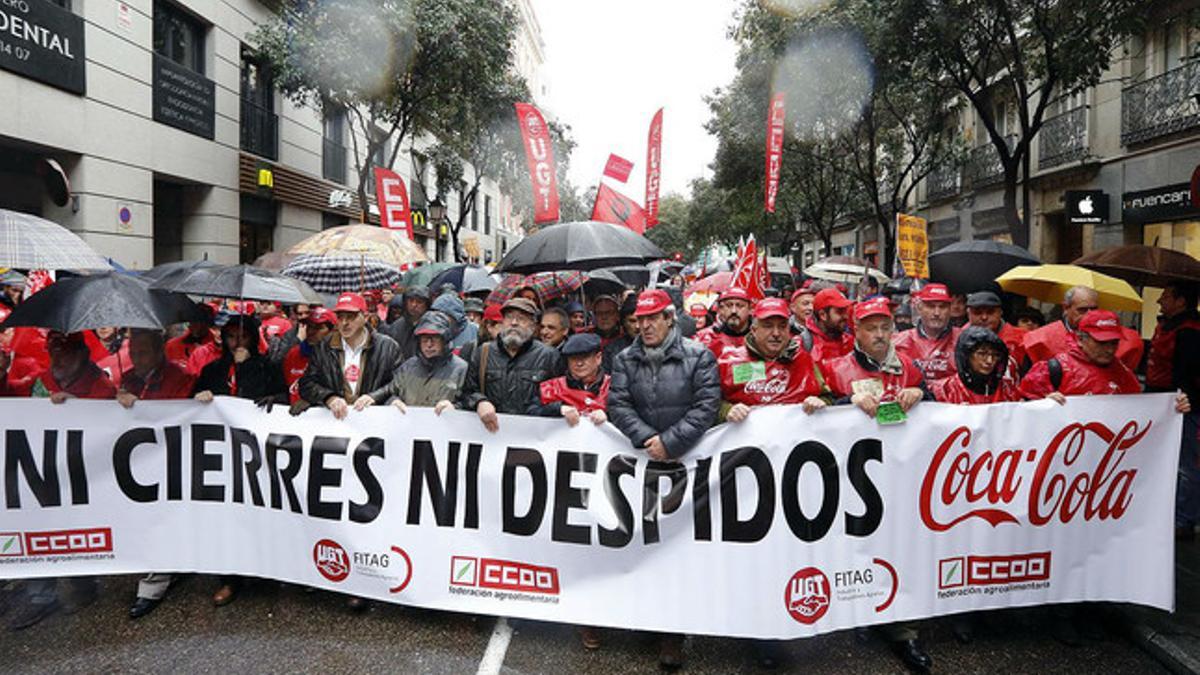 Manifestación contra el ERE de Coca-Cola, con los líderes de CCOO y UGT al frente, el pasado febrero en Madrid.