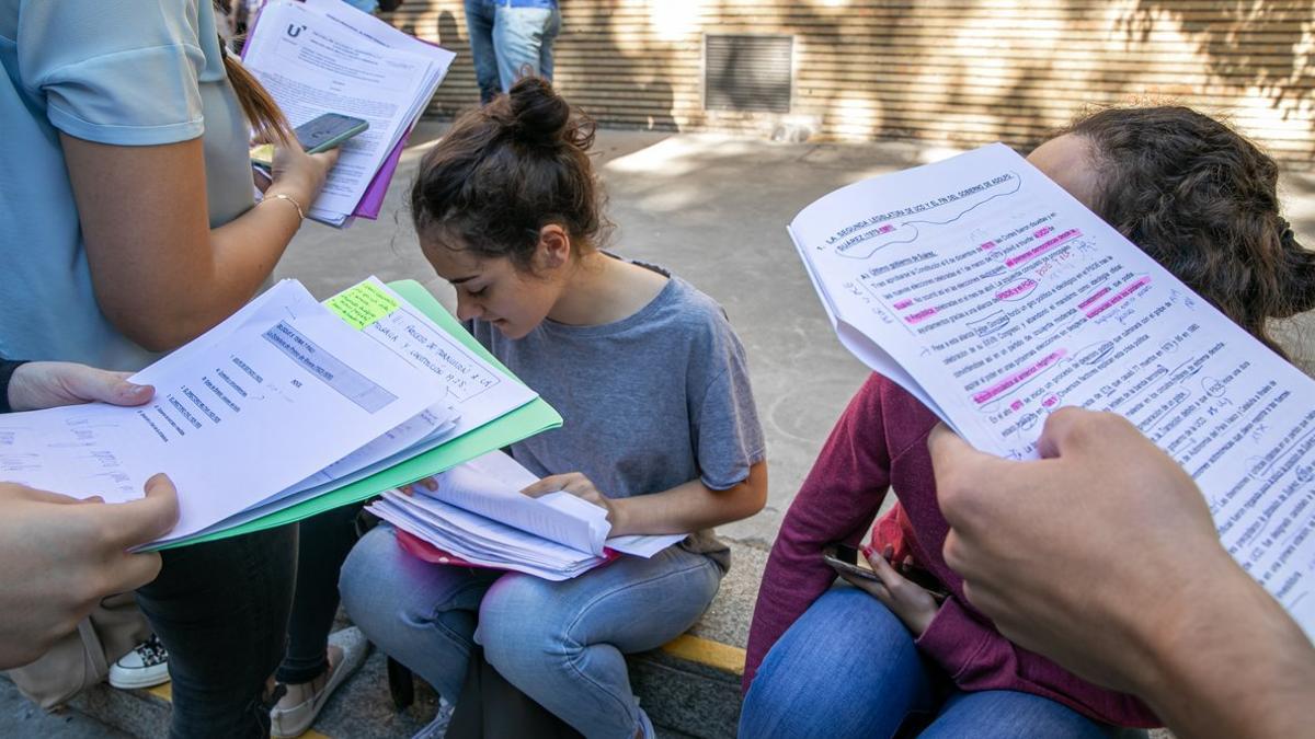 Unos estudiantes, antes del examen de selectiviad.