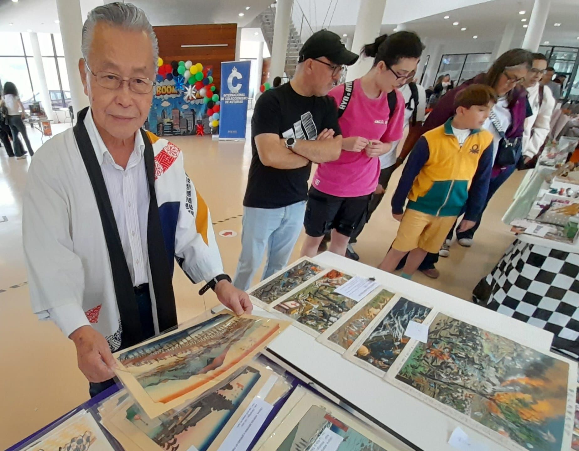 Compra, vende, cambia, así es la Feria del Coleccionismo de Mieres, en la que "hay de todo"