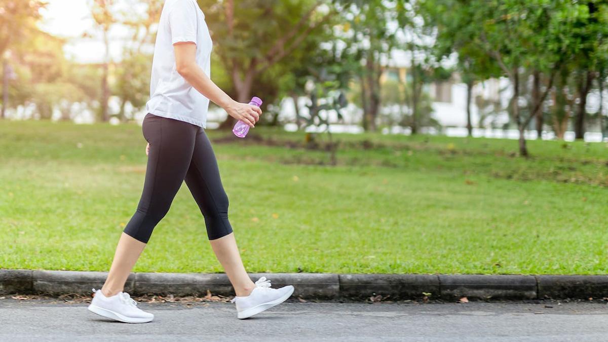 Foto de una mujer caminando