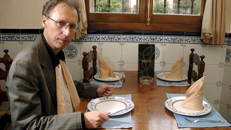 El director de cine brasileño, Marcos Jorge, posa en un restaurante de Valladolid, ciudad en la que ha presentado su película &quot;Estómago&quot;, un largometraje sobre la lucha por la supervivencia en el Brasil más desigual y la ambición por llegar a lo más alto a través del poder de la cocina; dentro de la sección oficial de la 53 edición de la Semana Internacional de Cine (SEMINCI).