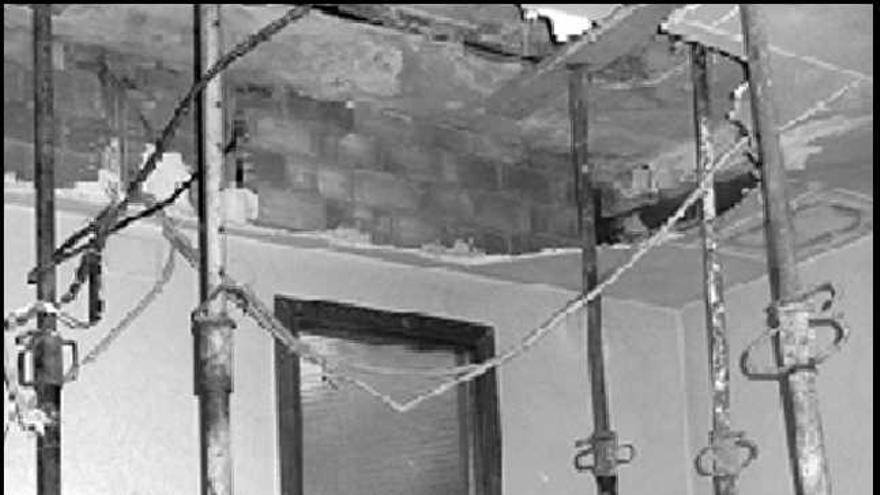 Cae el techo del centro de salud mental de Torrent tras desoírse 15 años de  denuncias por su estado - Levante-EMV