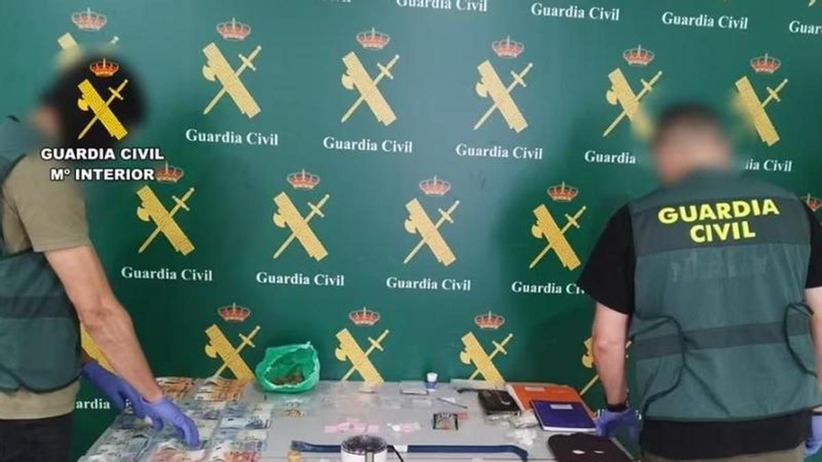 La Guardia Civil desmantela en Torrevieja una banda de venta de droga.