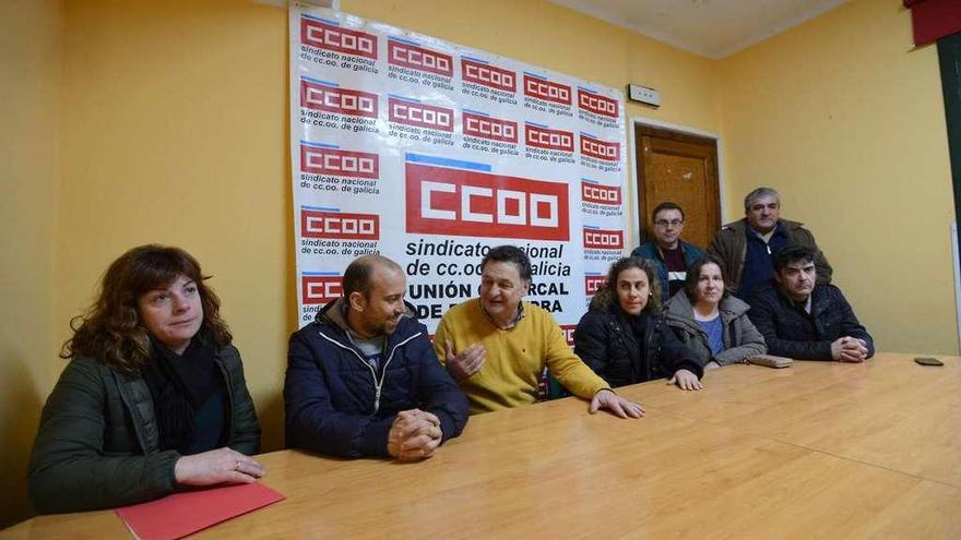 Los representantes sindicales de CCOO, ayer en su sede de Pontevedra. // Gustavo Santos