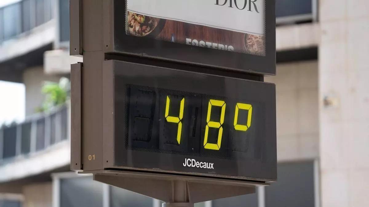 Termómetro marcando altas temperaturas en Sevilla.