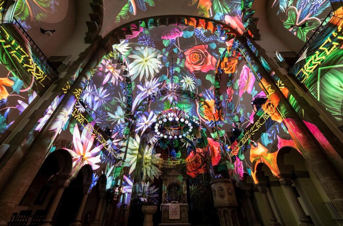 Interior de la iglesia, durante los preparativos para la función en Barcelona