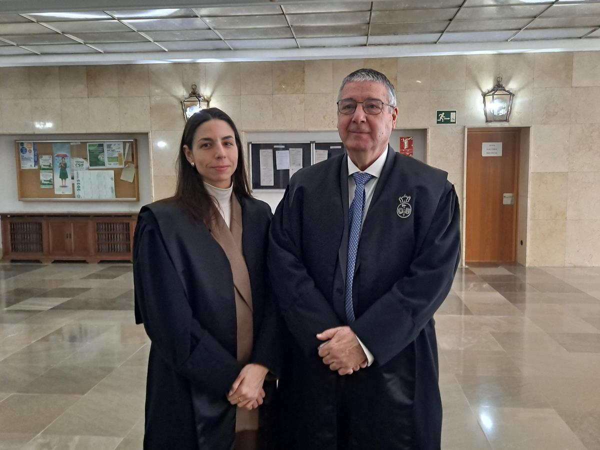 Aurelia Martín y José Duarte, abogados de la defensa, ete martes en la Audiencia de Badajoz.